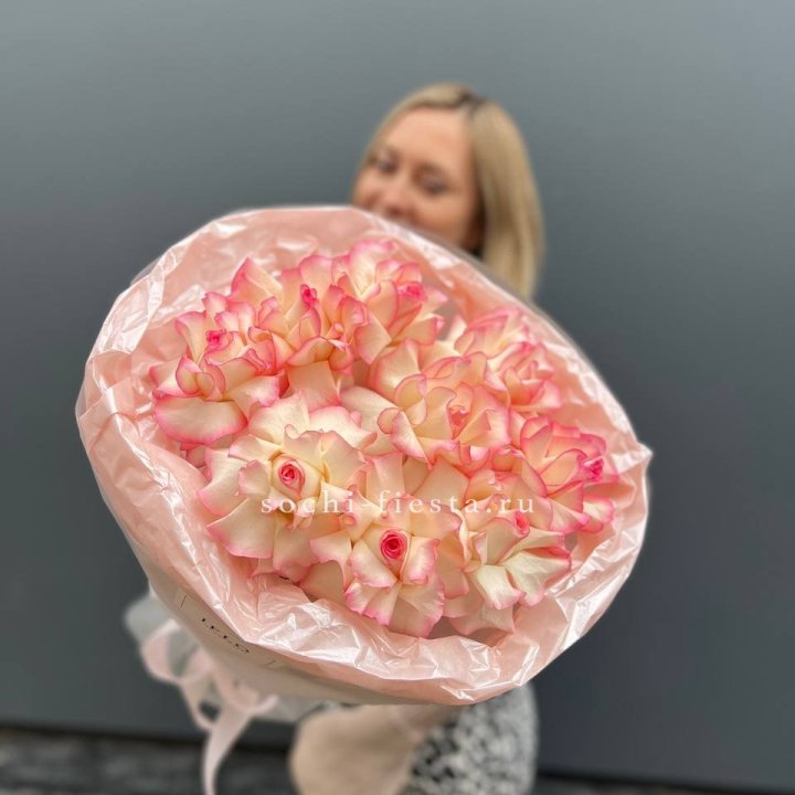 9 французских роз Джумилия в нежном оформлении в Орске