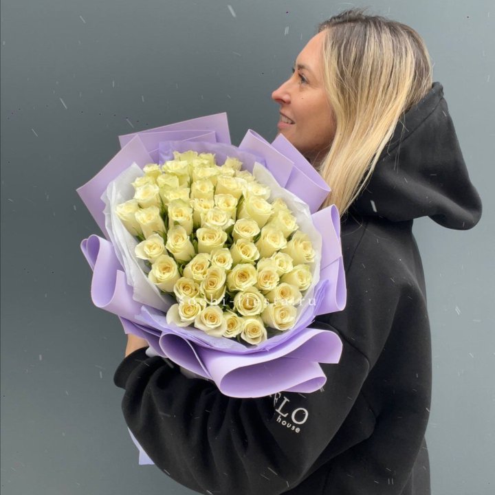 51 белая кенийская роза в оформлении в Орске