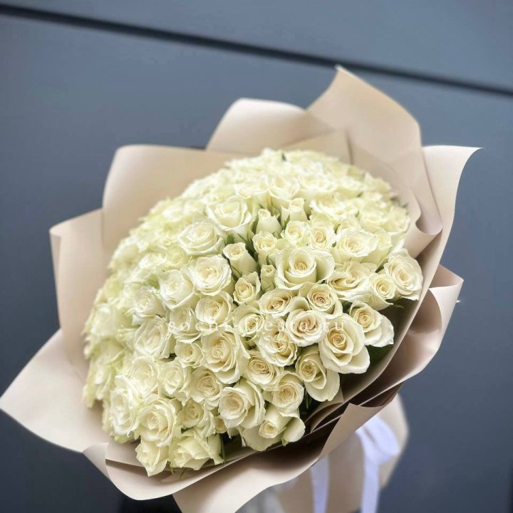 101 белая роза Атена в Орске