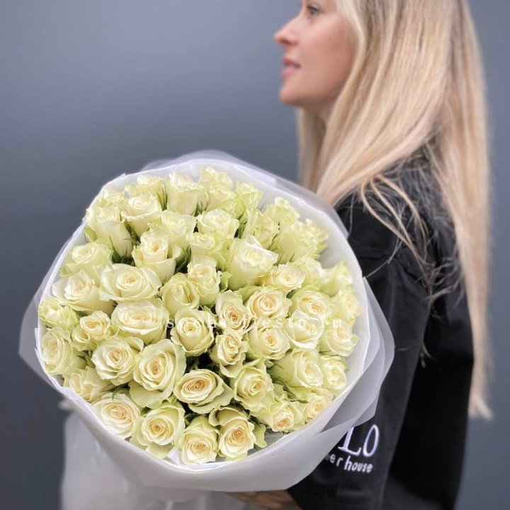 Воздушный букет из 51 белой кенийской розы в Орске