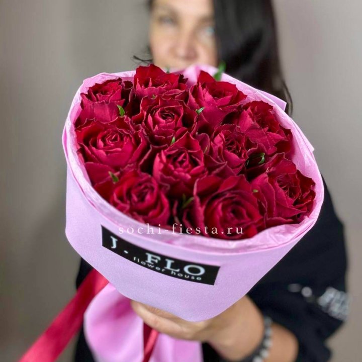 11 красных роз мадам ред в Орске