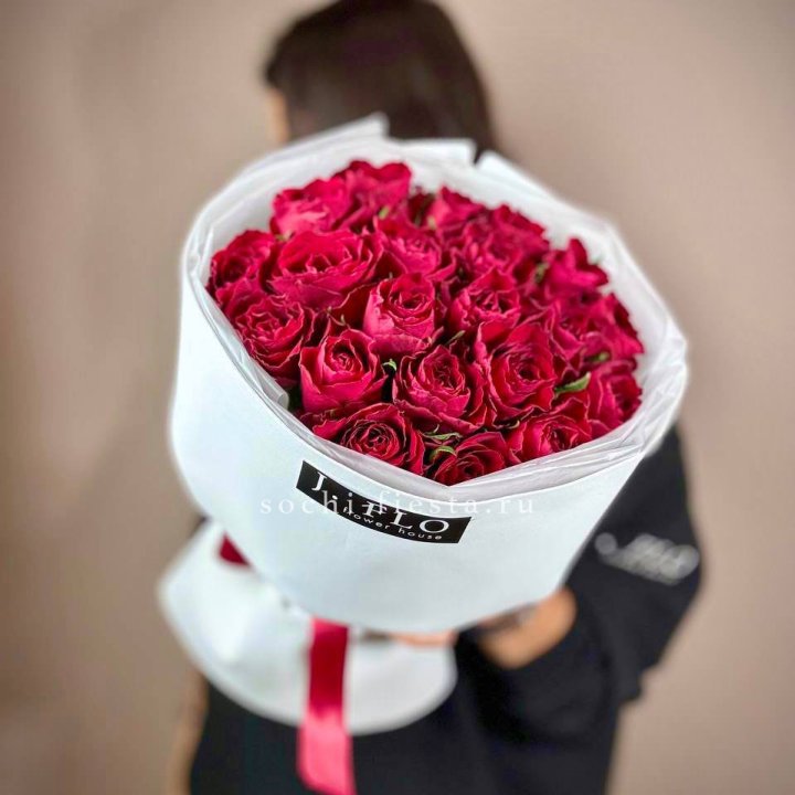 Букет красных роз мадам ред в Орске