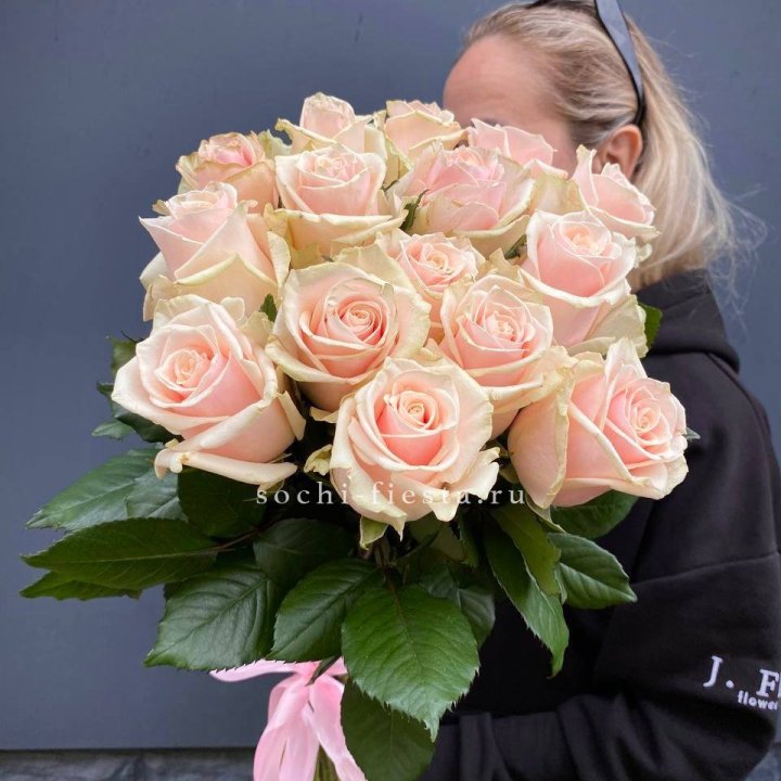 15  кремовых высоких роз в Орске
