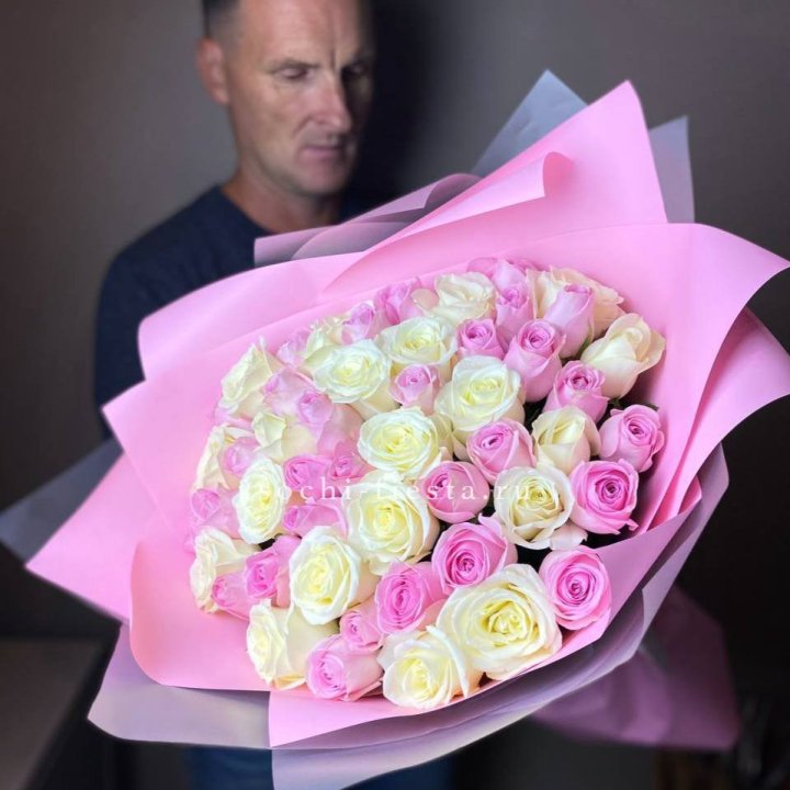 51 белых и розовых роз в Орске