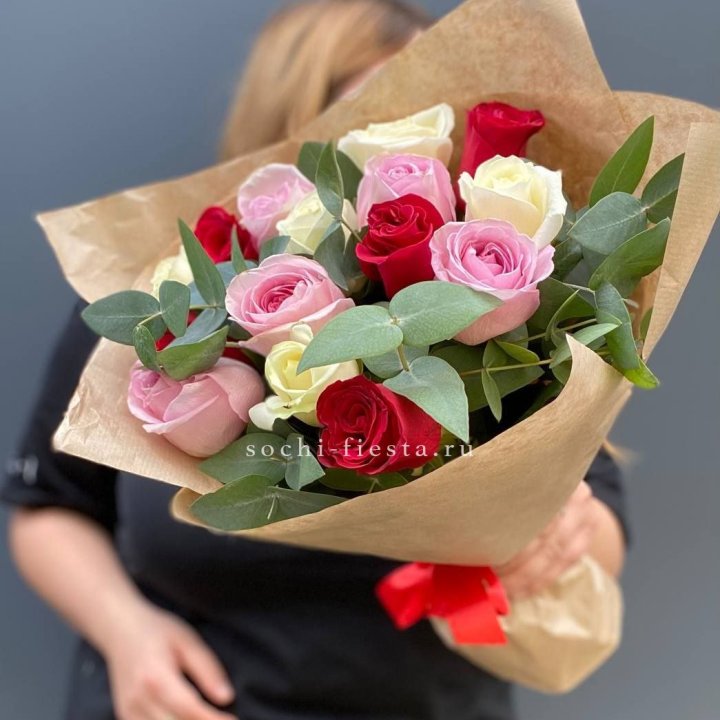 Букет из 15 роз с эвкалиптом в Орске