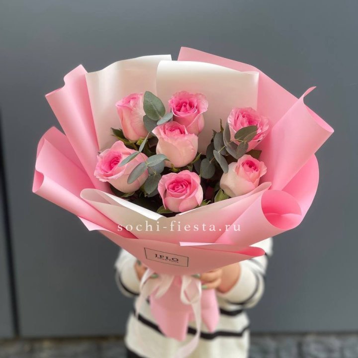 7 роз с эвкалиптом в Орске
