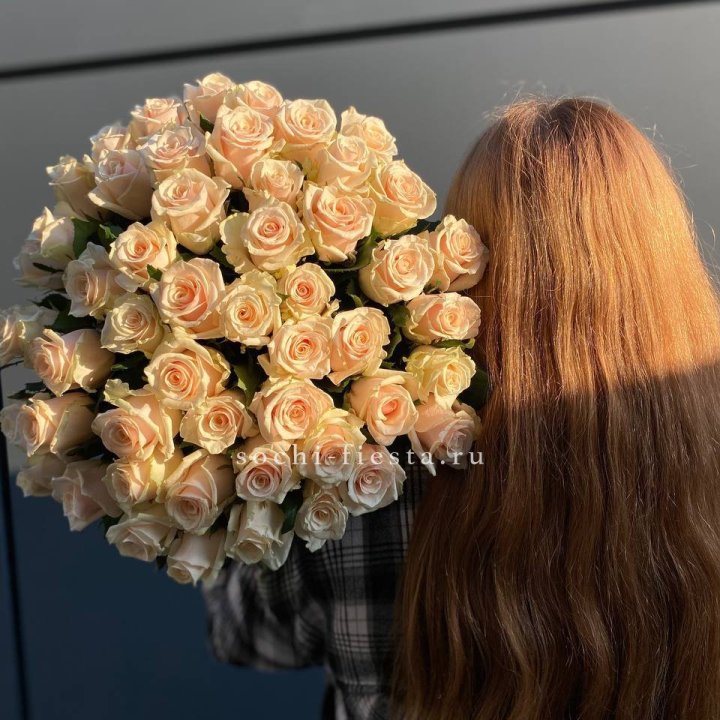 Охапка кремовых роз в Орске