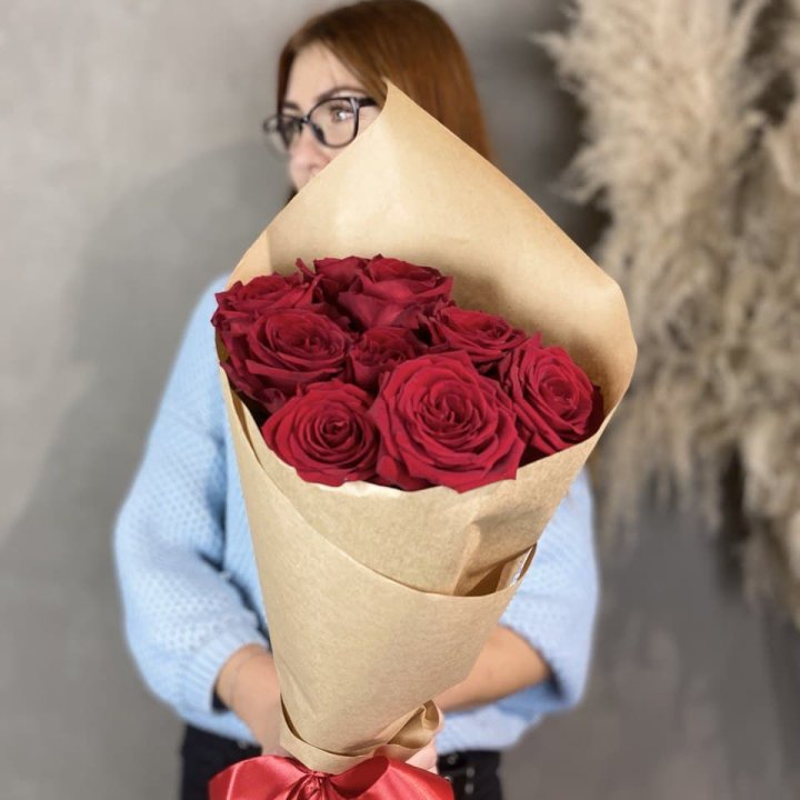 9 красных роз в крафте в Орске