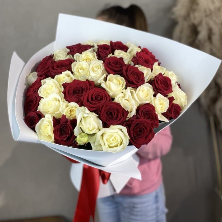 51 красная и белая роза в Орске