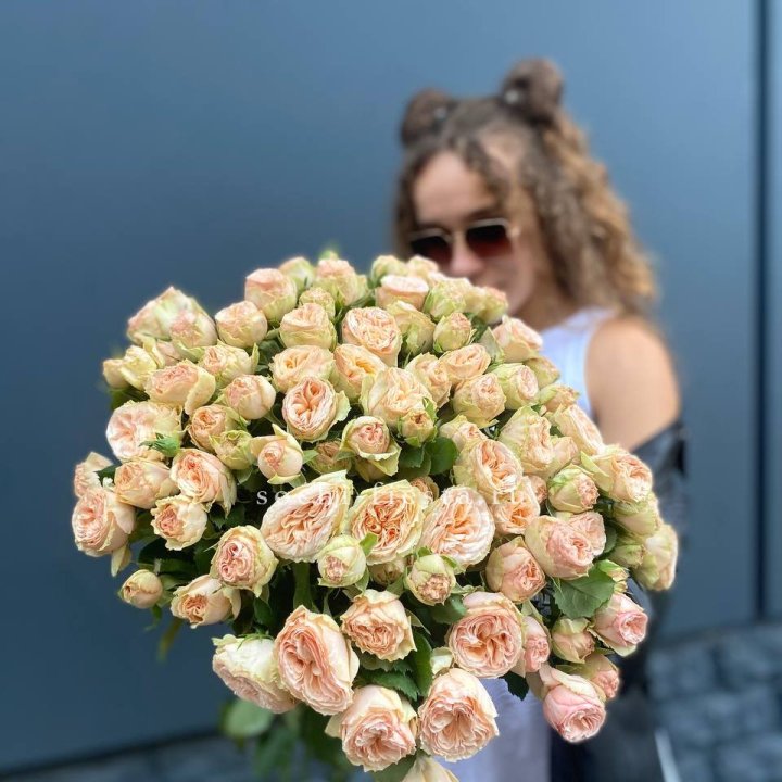 25 пионовидных роз в Орске