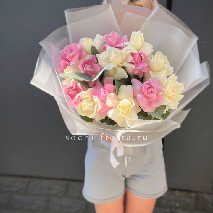 15 бело-розовых роз в Орске