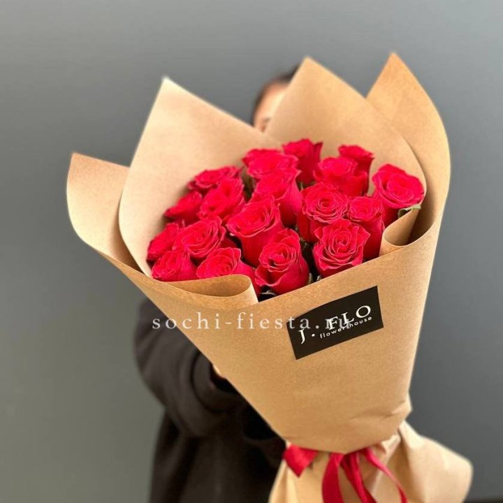 19 красных роз в крафте в Орске
