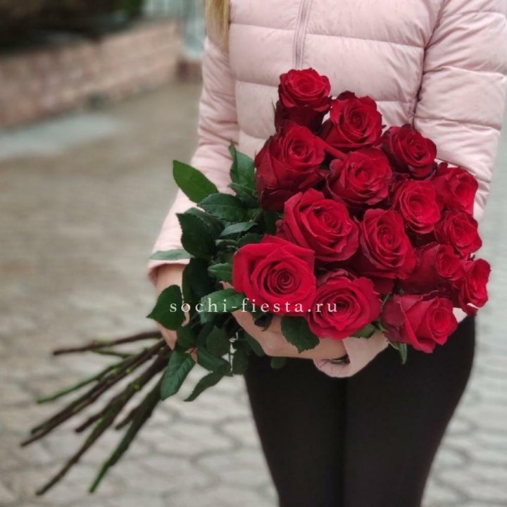 15 высоких красных роз в Орске
