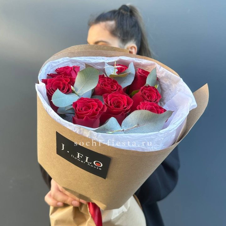 9 роз с эвкалиптом в Орске