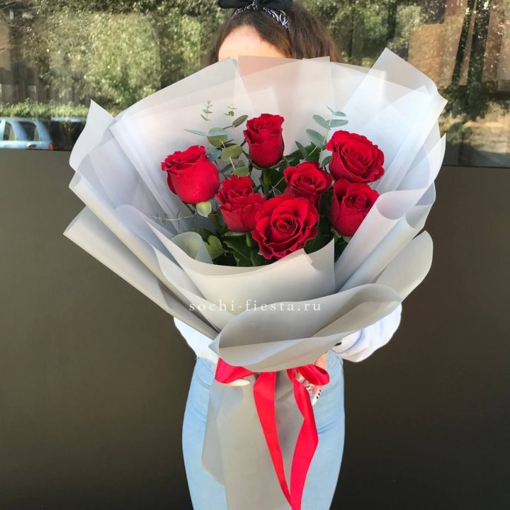 7 красных роз с эвкалиптом  в Орске