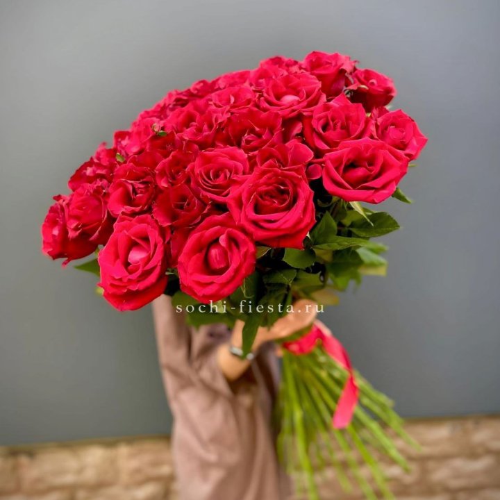 51 высокая красная роза в Орске