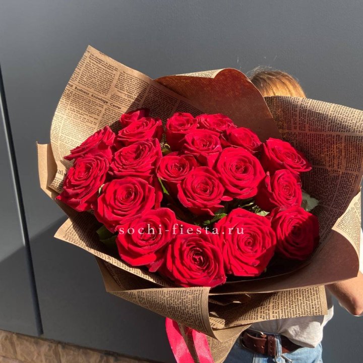 19 красных роз Леди Крафт в Орске