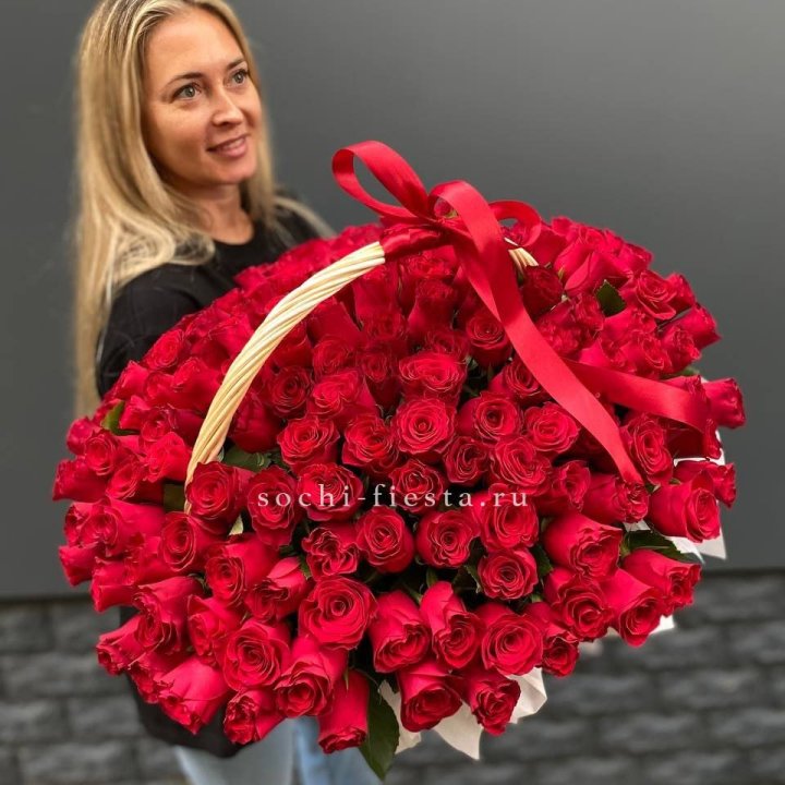 151 красная  роза в корзине в Орске