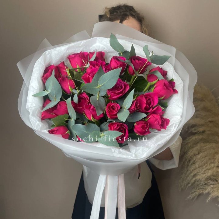 25 малиновых роз с эвкалиптом в Орске