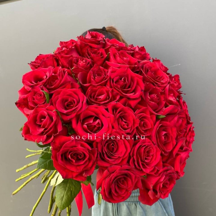 35 красных роз под ленту в Орске