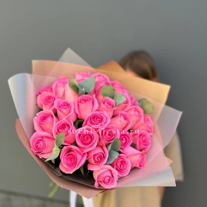 31 розовая роза с эвкалиптом в Орске