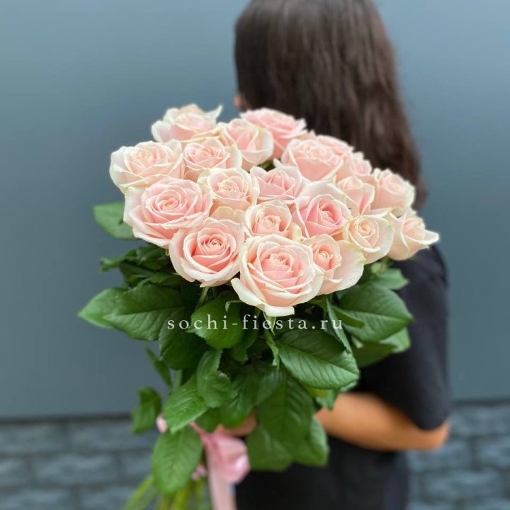 Высокие розовые розы в Орске