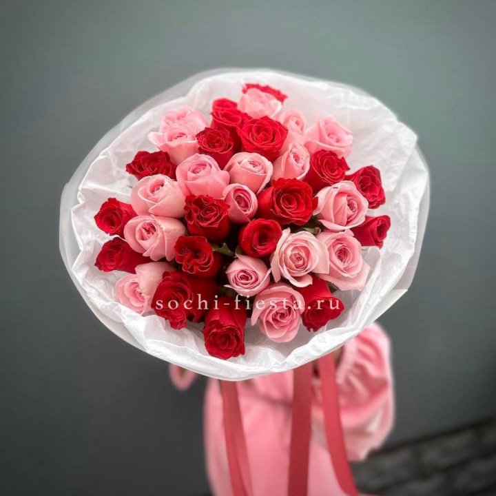 Букет красных и розовых 35 роз в Орске