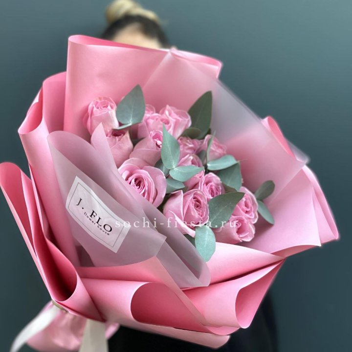 15 Розовых роз с эвкалиптом в Орске