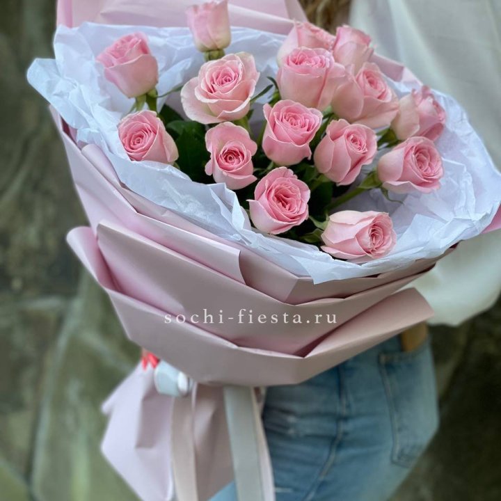 Розовые розы в авторском оформлении в Орске