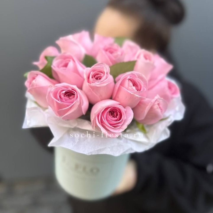 17 розовых роз в цилиндре в Орске