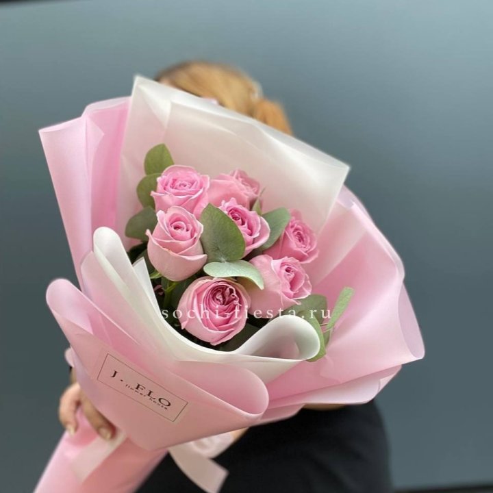 7 розовых роз с эвкалиптом в Орске