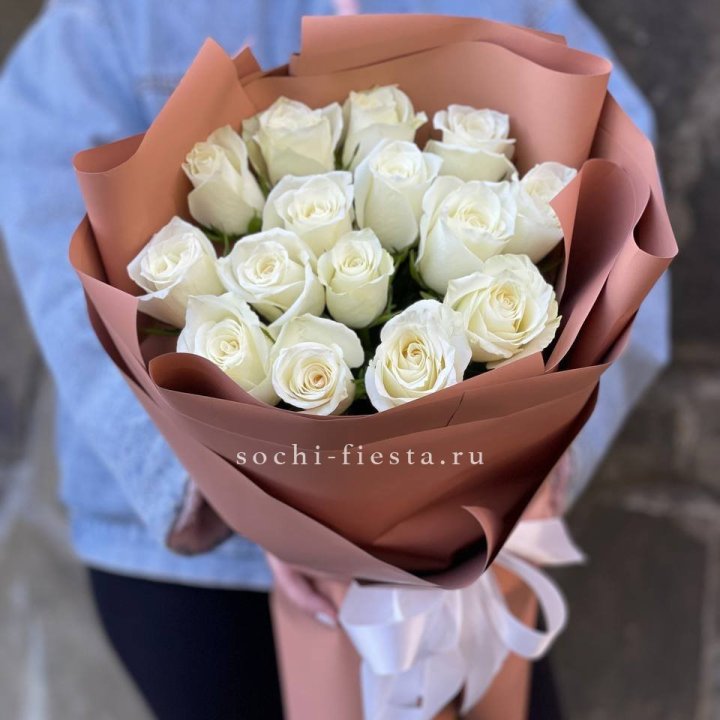 15 белых роз сиена в Орске