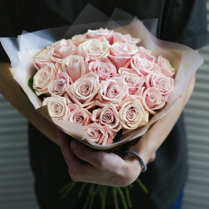 27 кремовых роз в Орске