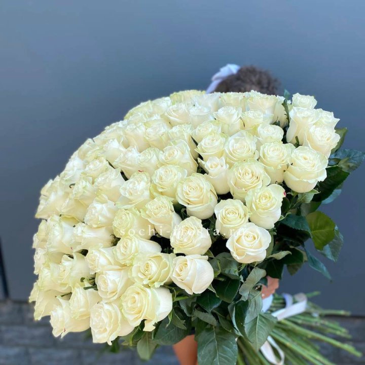 101 белая высокая роза в Орске