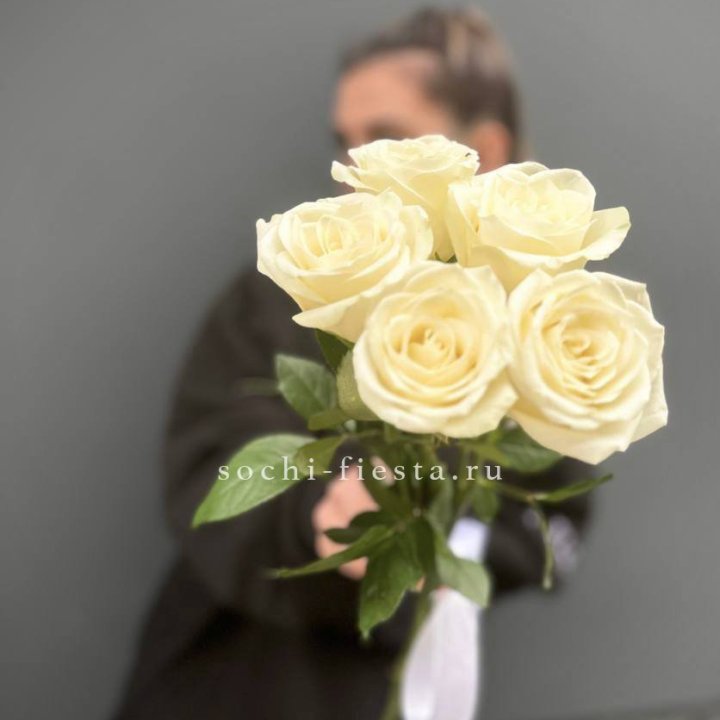 Букет 5 белых роз  в Орске