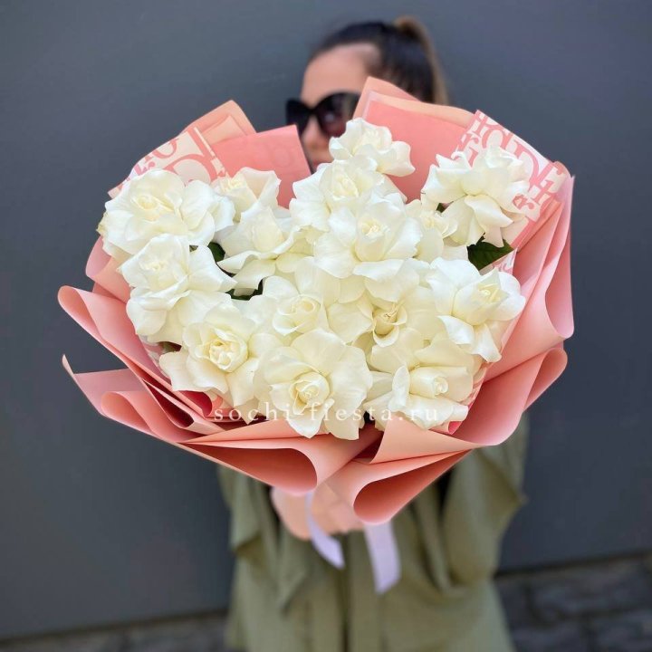 Белые розы "Аморе" в Орске