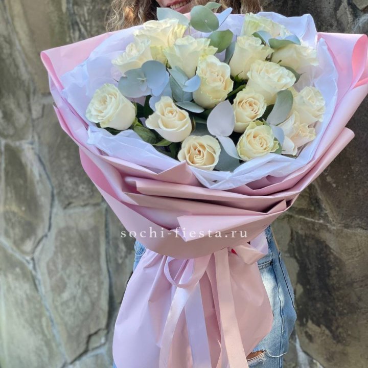 Белые розы в авторском оформлении в Орске