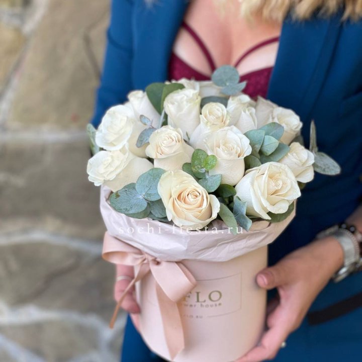 Цилиндр из белых роз в Орске