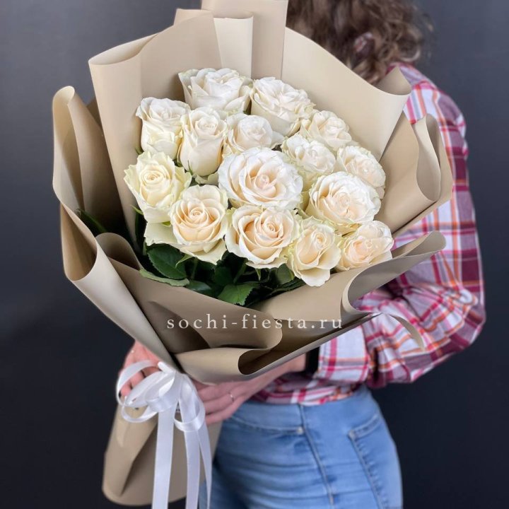 15 белых роз кофе в Орске