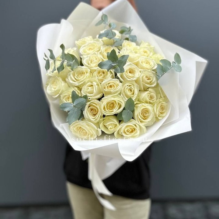 31 белая роза с эвкалиптом в Орске