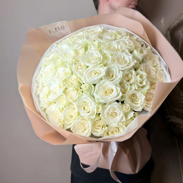 51 белая  роза в оформлении в Орске