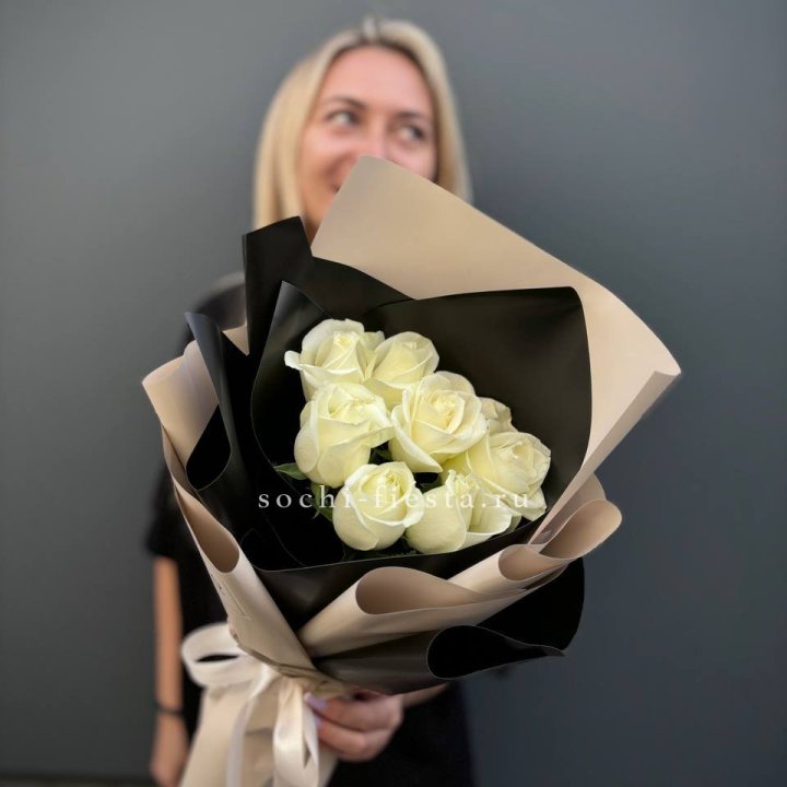 7 белых роз Иммерсив в Орске