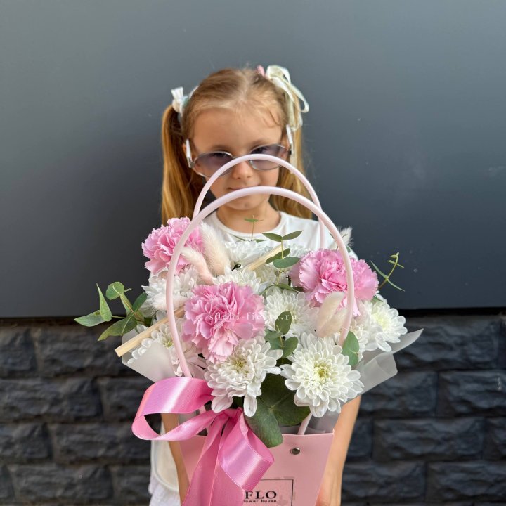 Сумочка из стойких хризантем и диантуса в Орске