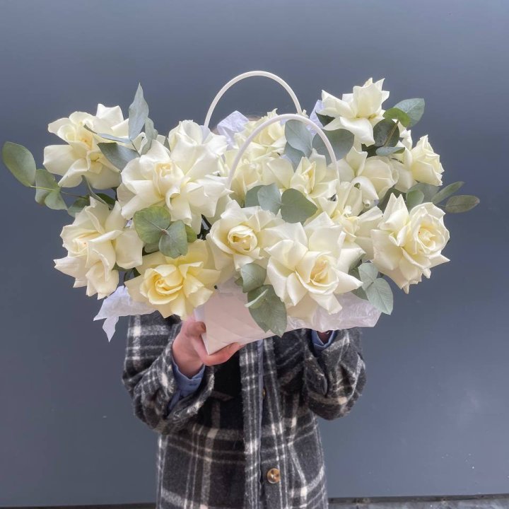 15 белых роз в сумочке в Орске