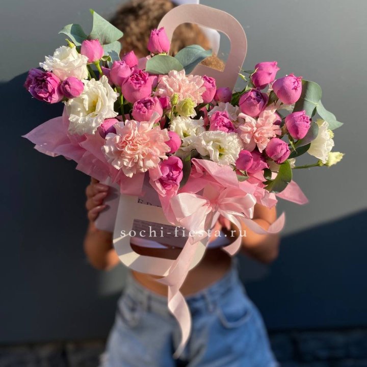 Сумочка с кустовой розой и диантусами в Орске