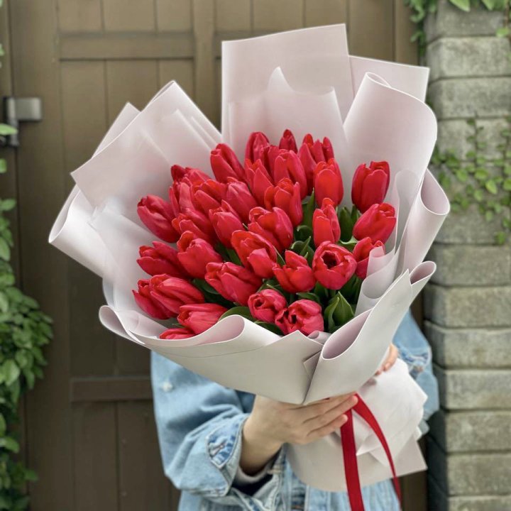 35 красных тюльпанов в Орске